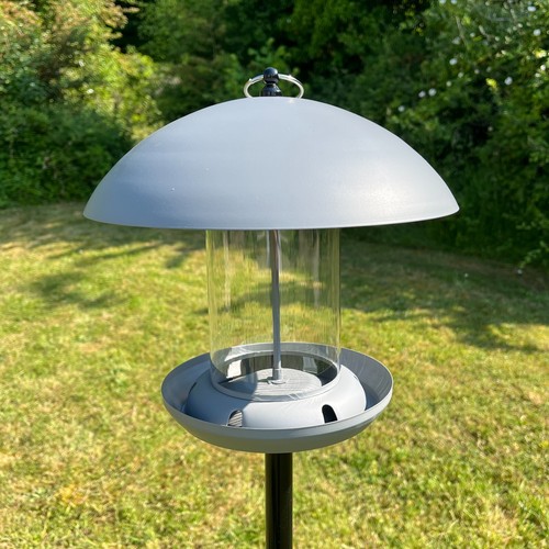 Free standing bird feeder a - free,